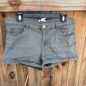H&M olive cuffed shorts